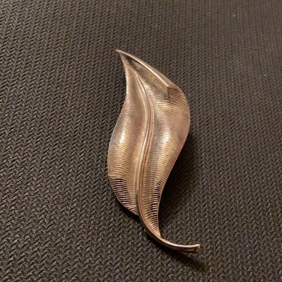 Women’s Scrolled Sculptured Silver Textured Leaf Brooch Pendant. - Picture 4 of 4